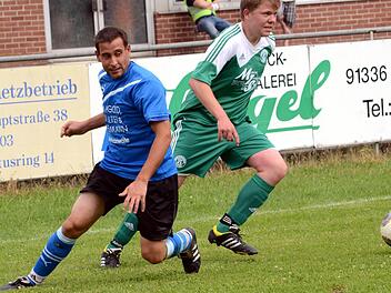 Zeckerns Patrick Emrich (links) erzielte die 2:1-Führung für die SpVgg, doch hier zog er im Mittelfeld-Duell mit dem Schlaifhausener Peter Herbst den Kürzeren. Fotos: herzopress