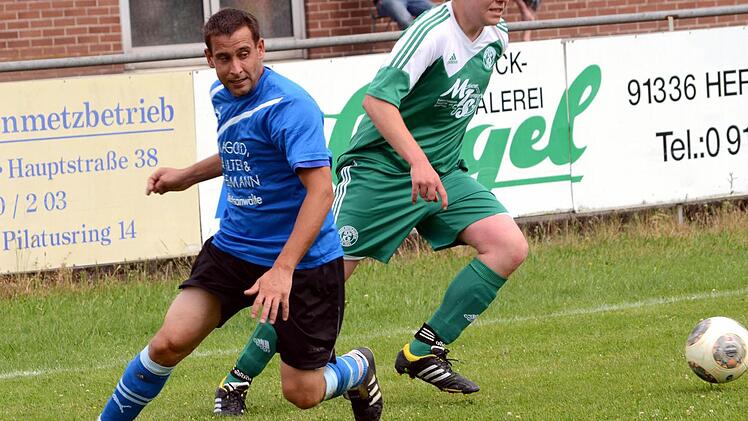 Zeckerns Patrick Emrich (links) erzielte die 2:1-Führung für die SpVgg, doch hier zog er im Mittelfeld-Duell mit dem Schlaifhausener Peter Herbst den Kürzeren. Fotos: herzopress