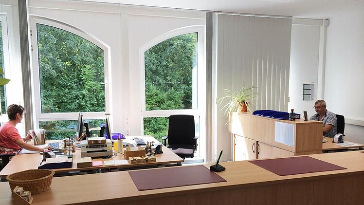Helle, klar strukturierte Räumlichkeiten mit dem Blick ins Grüne erwarten die Mitarbeiter und natürlich auch die Besucher der Zulassungsstelle Bad Brückenau. Foto: Landratsamt