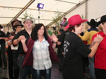 Iris Uebler und Siggi Oswald (links vorne), die beiden Vorsitzenden der "Crazy Boots" aus Lonnerstadt, waren fast ununterbrochen auf der Tanzfläche zu finden. Fotos: Evi Seeger