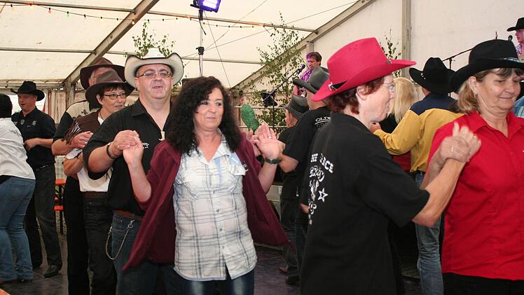 Iris Uebler und Siggi Oswald (links vorne), die beiden Vorsitzenden der "Crazy Boots" aus Lonnerstadt, waren fast ununterbrochen auf der Tanzfläche zu finden. Fotos: Evi Seeger