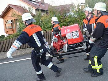 Hier wird eine Einsatzpumpe geschleppt, insgesamt waren es bei der Übung sieben.  Fotos: K.-H. Hofmann