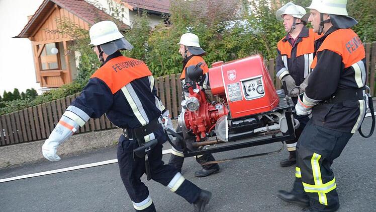 Hier wird eine Einsatzpumpe geschleppt, insgesamt waren es bei der Übung sieben.  Fotos: K.-H. Hofmann