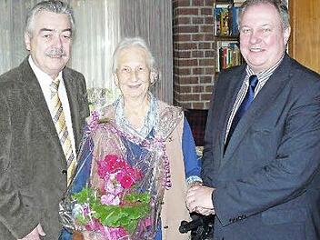 Zum 90. Geburtstag von Hildegard Simon gratulierten Kreisrat Philipp Simon Goletz (links) und der Untersteinacher Bürgermeister Volker Schmiechen. Klaus-Peter Wulf