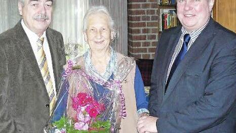 Zum 90. Geburtstag von Hildegard Simon gratulierten Kreisrat Philipp Simon Goletz (links) und der Untersteinacher Bürgermeister Volker Schmiechen. Klaus-Peter Wulf