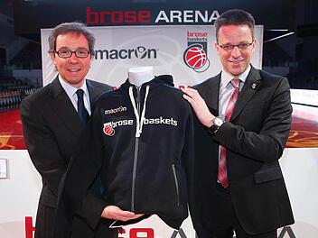 Roberto Casolari (l.), Sport-Marketingdirektor bei Macron, und Rolf Beyer, Geschäftsführer der Brose Baskets, gaben am Montag in der Brose Arena die neue Partnerschaft bekannt. Foto: Daniel Löb