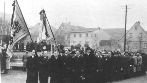 Diese Aufnahme entstand bei der Einweihung des neuen Ehrenmals für die Kriegsopfer in Ermershausen.  Repro: Schmidt