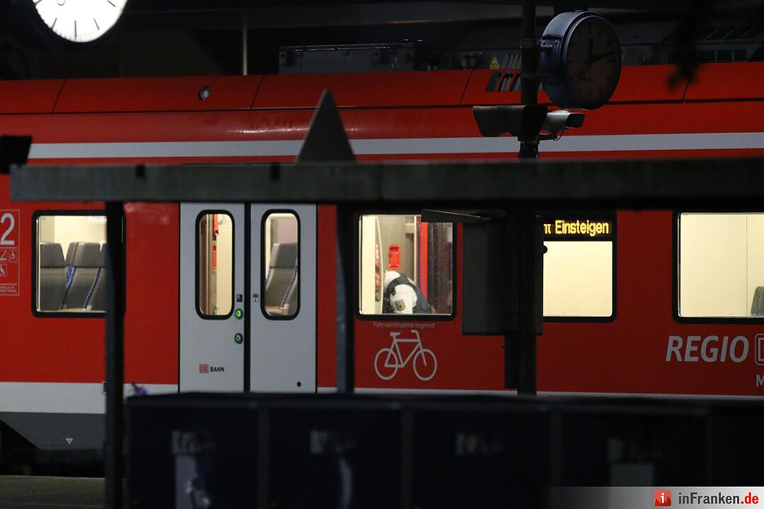 Herrenloser Koffer im Zug gefunden - Bombenraeumkommando gibt Entwarnung