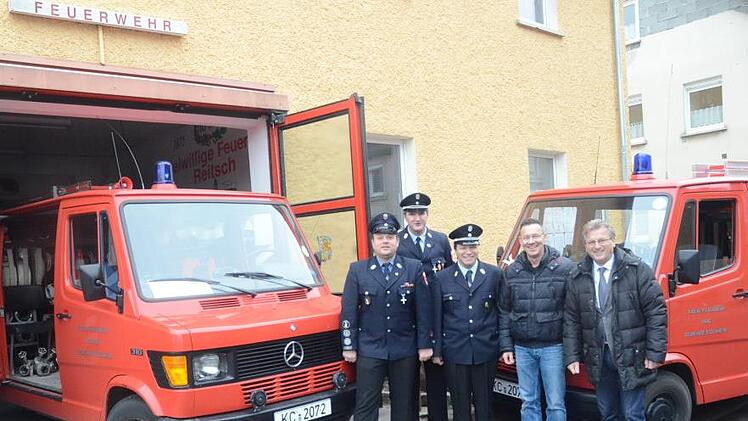 Bei einer Besprechung vor dem Feuerwehgerätehaus in Reitsch (von links):  Daniel Wachter (Koordinator), Matthias Kaim (1. Kommandant Reitsch), Georg Gremer (1. Kommandant Haig), Stephan Urban (Kämmerer) und  Bürgermeister Rainer Detsch. K.- H. Hofmann