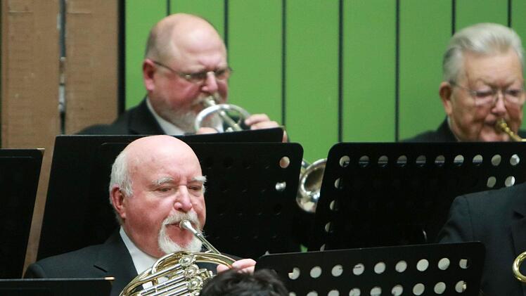 Das Orchester der Musikfreunde Neustadt unter Leitung von Hans Stähli beeindruckte mit seinem Sinfoniekonzert in der Mehrzweckhalle Heubischer Straße.Foto: Jochen Berger