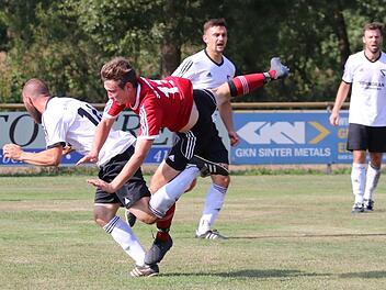 Diebachs Goalgetter Patrick Schmähling kommt aus dem Tritt. Die Bad Brückenauer Sebastian Ziegler (von links) und Florian Jakobsche  erwiesen sich als unangenehmer Gegner.Sebastian Schmitt