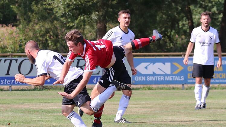 Diebachs Goalgetter Patrick Schmähling kommt aus dem Tritt. Die Bad Brückenauer Sebastian Ziegler (von links) und Florian Jakobsche  erwiesen sich als unangenehmer Gegner.Sebastian Schmitt