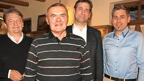 Ortsvorsitzender Raimund Lunz (l.) überreichte Edgar Stühler (vorn) die Ehrenurkunde für 40-jährige Mitgliedschaft. Mit auf dem Bild: Bürgermeister Torsten Gunselmann (r.) und Landrat Hermann Ulm. Foto: M. Erlwein