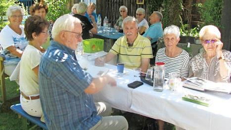 Im Garten des Schulkameraden Leopold Frommelt tauschte der Geburtsjahrgang 1936/37 alte Erinnerungen aus. Foto: Margit Baier
