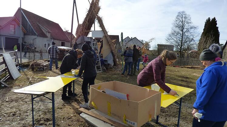 Das ganze Dorf hilft begeistert beim  Wagenbau mit.  Foto: Thomas Weichert