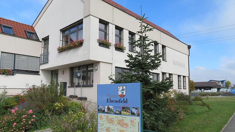 Im Rathaus geht's bald noch schneller: Der Glasfaseranschluss kommt noch im Herbst. Fotos: Monika Sxchütz
