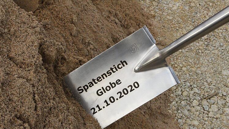 Die Spaten trugen das Datum des Spatenstichs. Foto: Ulrike Nauer