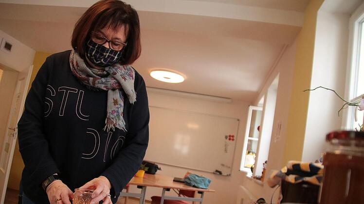 Elisabeth Handschuh ist seit über zehn Jahren als Hospizbegleiterin aktiv. Der Adventsbasar, der während der Adventszeit in den Räumen des Hospizvereins stattfindet, bietet auch den Ehrenamtlichen die Möglichkeit, sich nach langer Funkstille untereinander auszutauschen. Mirjam Stumpf