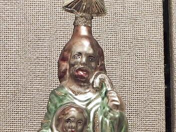 Eine Christbaumspitze mit der Heiligen Familie, wie sie einst verwendet wurde.  Fotos: Manfred Welker