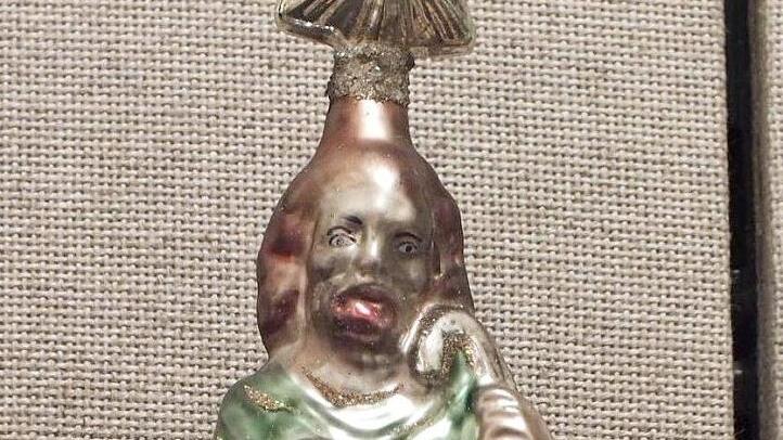 Eine Christbaumspitze mit der Heiligen Familie, wie sie einst verwendet wurde.  Fotos: Manfred Welker