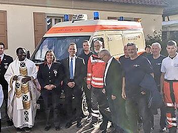Pfarrer Dr. Blaise Okpanachi segnete bei dem Gottesdienst auch die Rettungskr&auml;fte und Einsatzfahrzeuge.