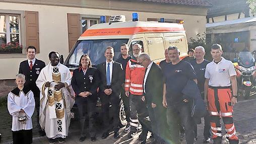 Pfarrer Dr. Blaise Okpanachi segnete bei dem Gottesdienst auch die Rettungskr&auml;fte und Einsatzfahrzeuge.