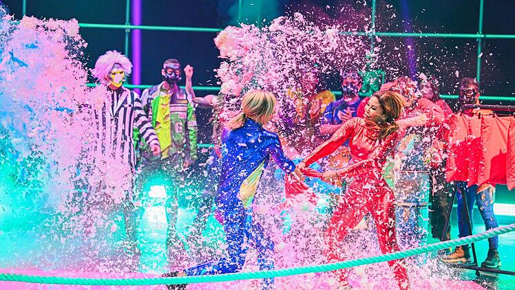 Zu Beginn flogen die Fetzen und Federn! "Die Abmachung" (ProSieben) startete mit sechs Duellen zwischen den Stars. Danni Büchner (links) und Patricia Blanco schlugen mit Kissen aufeinander ein.