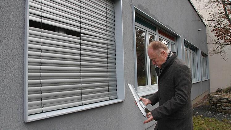 Helmut Blank begutachtet die zerstörte Jalousie. Fotos: Heike Beudert