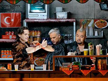 Blutsbrüderschaft in der Döner-Box: (von links) Lance Ryan (Siegfried), Alejandro Marco-Burmester (Gunther) und Attila Jun (Hagen) Fotos: Bayreuther Festspiele/Enrico Nawrath