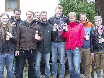 Die Männergruppen aus Fürth genießt ihren Vatertag mit guten Freunden und dem einen oder anderen Bier. Fotos: Malbrich