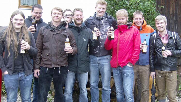 Die Männergruppen aus Fürth genießt ihren Vatertag mit guten Freunden und dem einen oder anderen Bier. Fotos: Malbrich