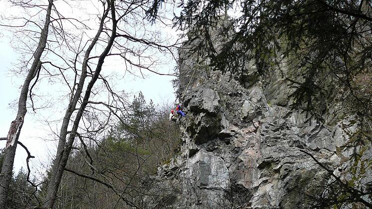 Naturschutzarbeit: Bergwacht-Leute beseitigen Steinschlaggefahren.