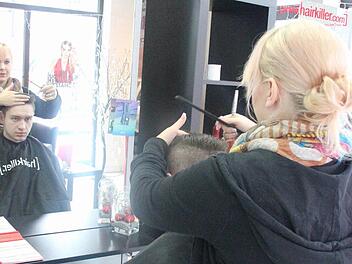 Sabrina Schnell schneidet die Haare von Andrej Friesen.  Fotos: Friedwald Schedel