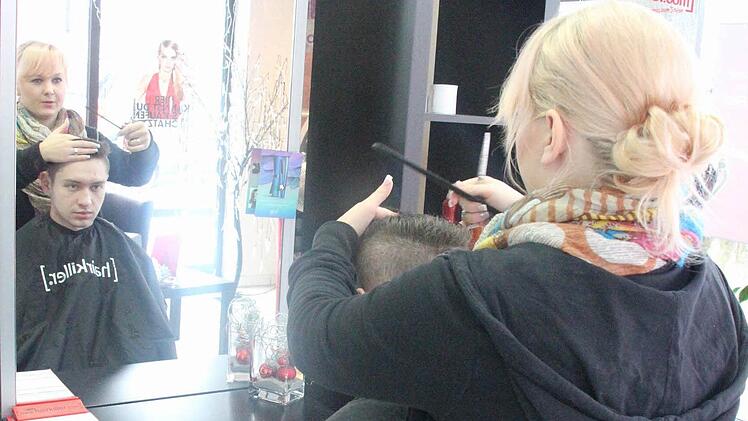 Sabrina Schnell schneidet die Haare von Andrej Friesen.  Fotos: Friedwald Schedel