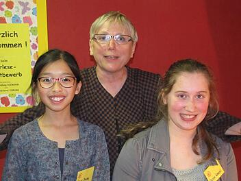 Lucy Duong (links) und Sanna Wenzel (rechts) sind die beiden oberfränkischen Siegerinnen im Vorlesewettbewerb des Deutschen Buchhandels. Mit ihnen freut sich Irmgard Clausen, die langjährige Betreuerin des Vorlesewettbewerbs in Coburg. Foto: Martin Koch