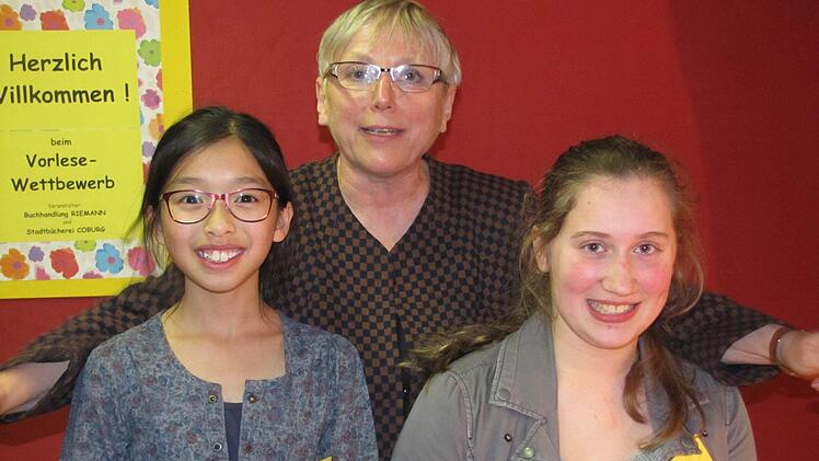 Lucy Duong (links) und Sanna Wenzel (rechts) sind die beiden oberfränkischen Siegerinnen im Vorlesewettbewerb des Deutschen Buchhandels. Mit ihnen freut sich Irmgard Clausen, die langjährige Betreuerin des Vorlesewettbewerbs in Coburg. Foto: Martin Koch