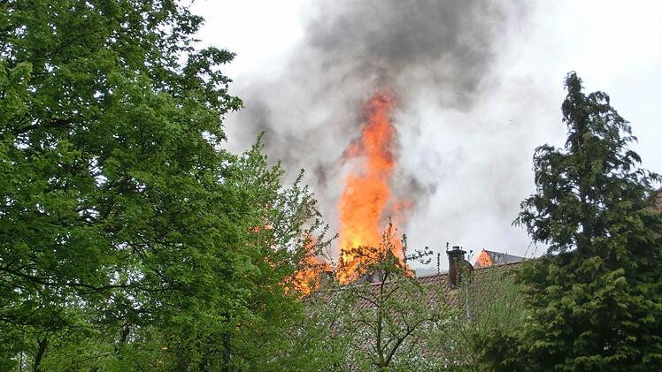 In Langendorf brennt der Dachstuhl einer Scheune.  Foto: Peter Rauch