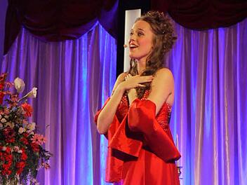 Strahlend singt Lisa Marie Holzmann ihre Rolle als Sarah in "Tanz der Vampire". Foto: Pauline Lindner