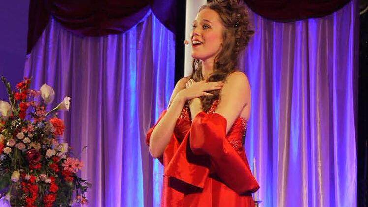 Strahlend singt Lisa Marie Holzmann ihre Rolle als Sarah in "Tanz der Vampire". Foto: Pauline Lindner