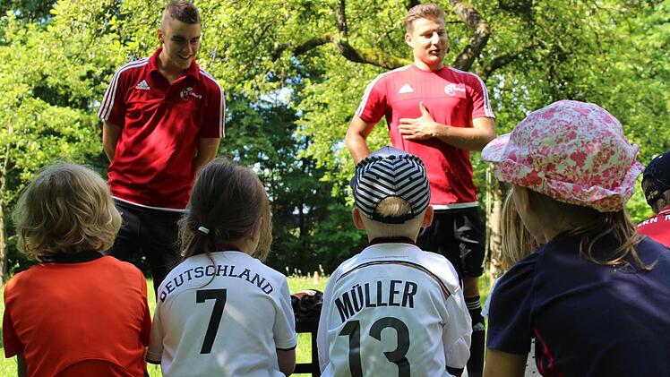 Henrik Löffler Sebastian Hammerschmidt, beides Trainer beim FC Coburg, absolvierten beim 1. FC Falkenegg eine Trainingseinheit. Fotos: Kim Lehmann