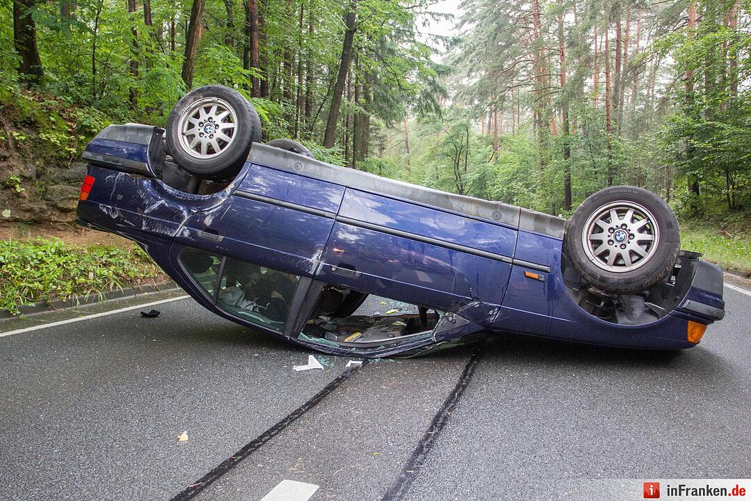 Autofahrer kommt von Fahrbahn ab und überschlägt sich
