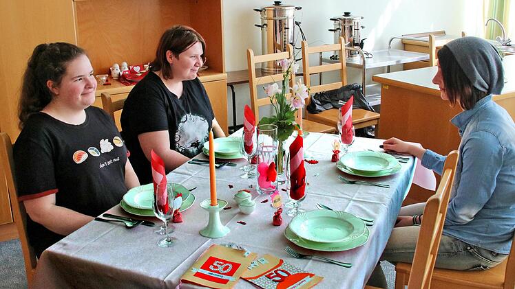 Wie man Tische fachgerecht und schön deckt, wird hier gezeigt. Dieter Britz