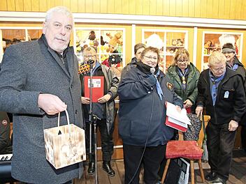 Die Altpfadfinder von der Gilde Weiße Eulen übergaben am dritten Adventssonntag das Friedenslicht auf dem Coburger Weihnachtsmarkt an Oberbürgermeister Norbert Tessmer.  Foto: Desombre