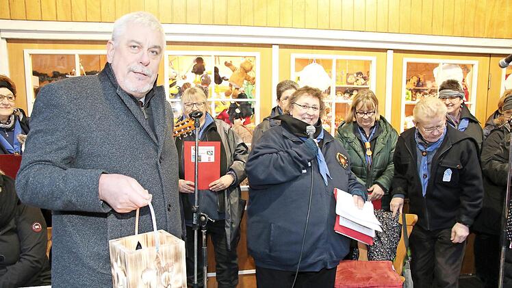 Die Altpfadfinder von der Gilde Weiße Eulen übergaben am dritten Adventssonntag das Friedenslicht auf dem Coburger Weihnachtsmarkt an Oberbürgermeister Norbert Tessmer.  Foto: Desombre
