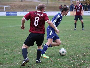 Lorenz Dietz (rechts) will mit seinen Ebelsbachern Gutmachung gegen die SG Stadtlauringen leisten, Michael Kraft hat mit seinen Prappachern den FC Neubrunn zum Abstiegsduell zu Gast.  Foto: Ralf Naumann