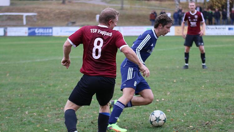 Lorenz Dietz (rechts) will mit seinen Ebelsbachern Gutmachung gegen die SG Stadtlauringen leisten, Michael Kraft hat mit seinen Prappachern den FC Neubrunn zum Abstiegsduell zu Gast.  Foto: Ralf Naumann
