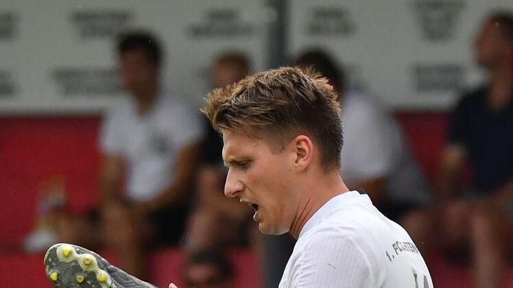 Ver&auml;rgert war der Lichtenfelser Dennis Schunke, als ihm im Zweikampf der Schuh vom Gegner heruntergetreten wurde.