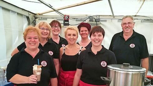 Ute Langbein (links mit Eisschokolade) mit ihrem Helferteam. Seit 15 Jahren ist sie f&uuml;r die beliebte Kuchentheke verantwortlich. Foto: Geli Kempf