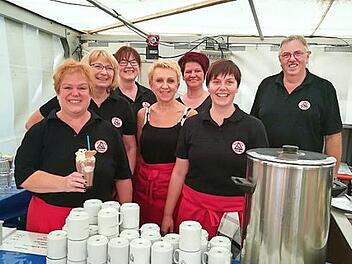 Ute Langbein (links mit Eisschokolade) mit ihrem Helferteam. Seit 15 Jahren ist sie f&uuml;r die beliebte Kuchentheke verantwortlich. Foto: Geli Kempf