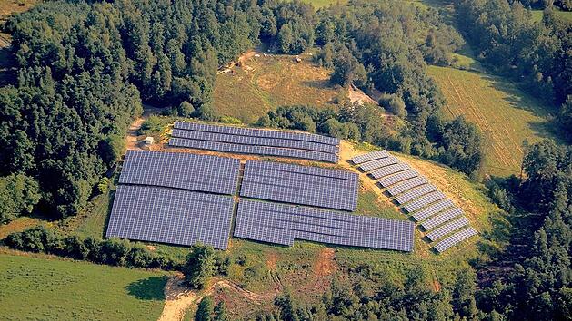 Zwischen Heubsch und Krumme Fohre wurde bereits 2013 eine Freifl&auml;chen-Photovoltaikanlage gebaut. Bei Zultenberg befindet sich ein weiterer Solarpark im Markt Kasendorf. Jetzt lehnte der Gemeinderat weitere PV-Anlagen im Gr&uuml;nen ab. Foto: Archiv